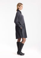 Tunika GUNIKA mit gerafften Stehkragen, langen Armen und Oberteil im Patch in Grau