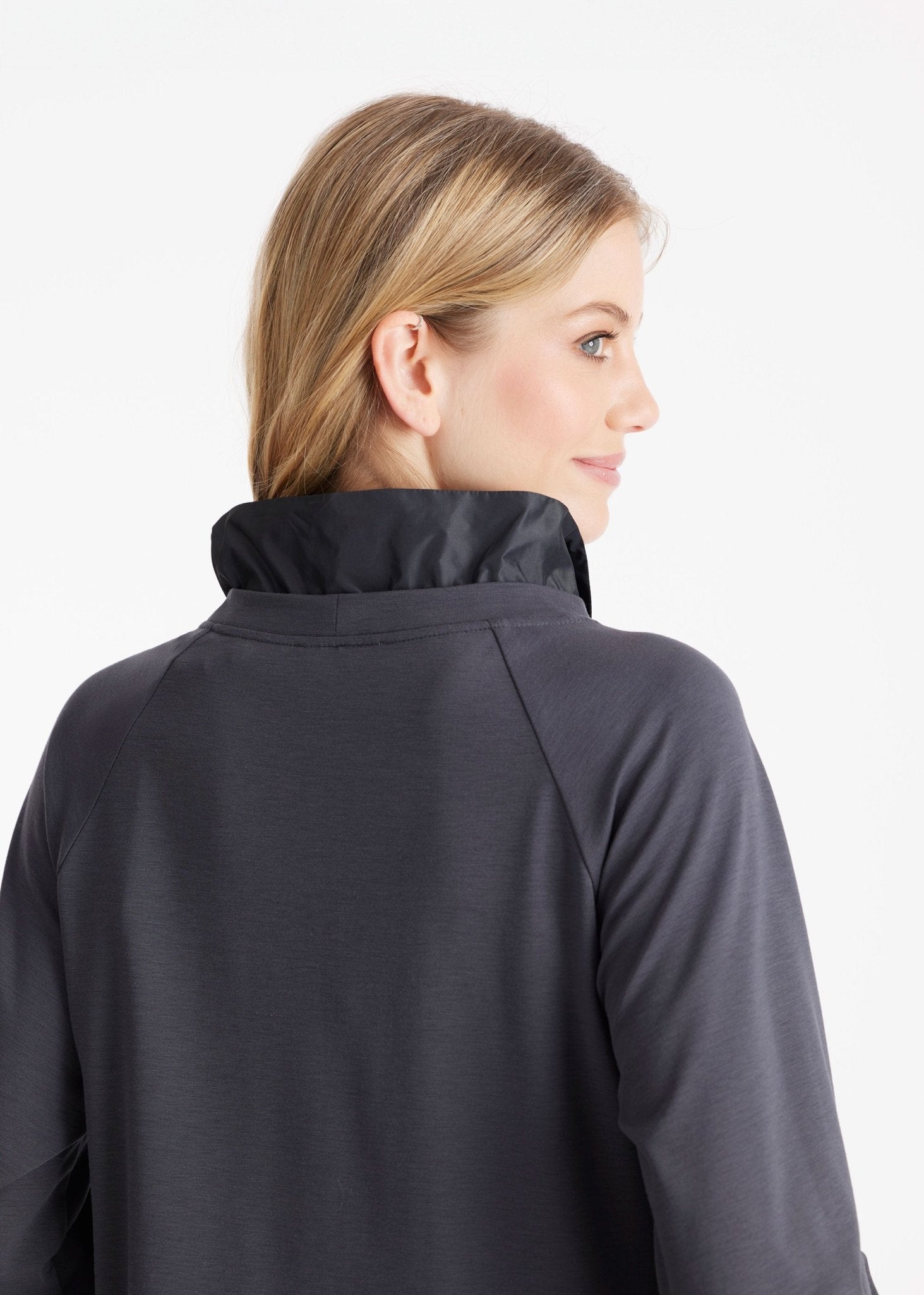 Tunika GUNIKA mit gerafften Stehkragen, langen Armen und Oberteil im Patch in Grau