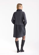 Tunika GUNIKA mit gerafften Stehkragen, langen Armen und Oberteil im Patch in Grau