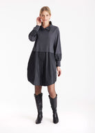 Tunika GUNIKA mit gerafften Stehkragen, langen Armen und Oberteil im Patch in Grau