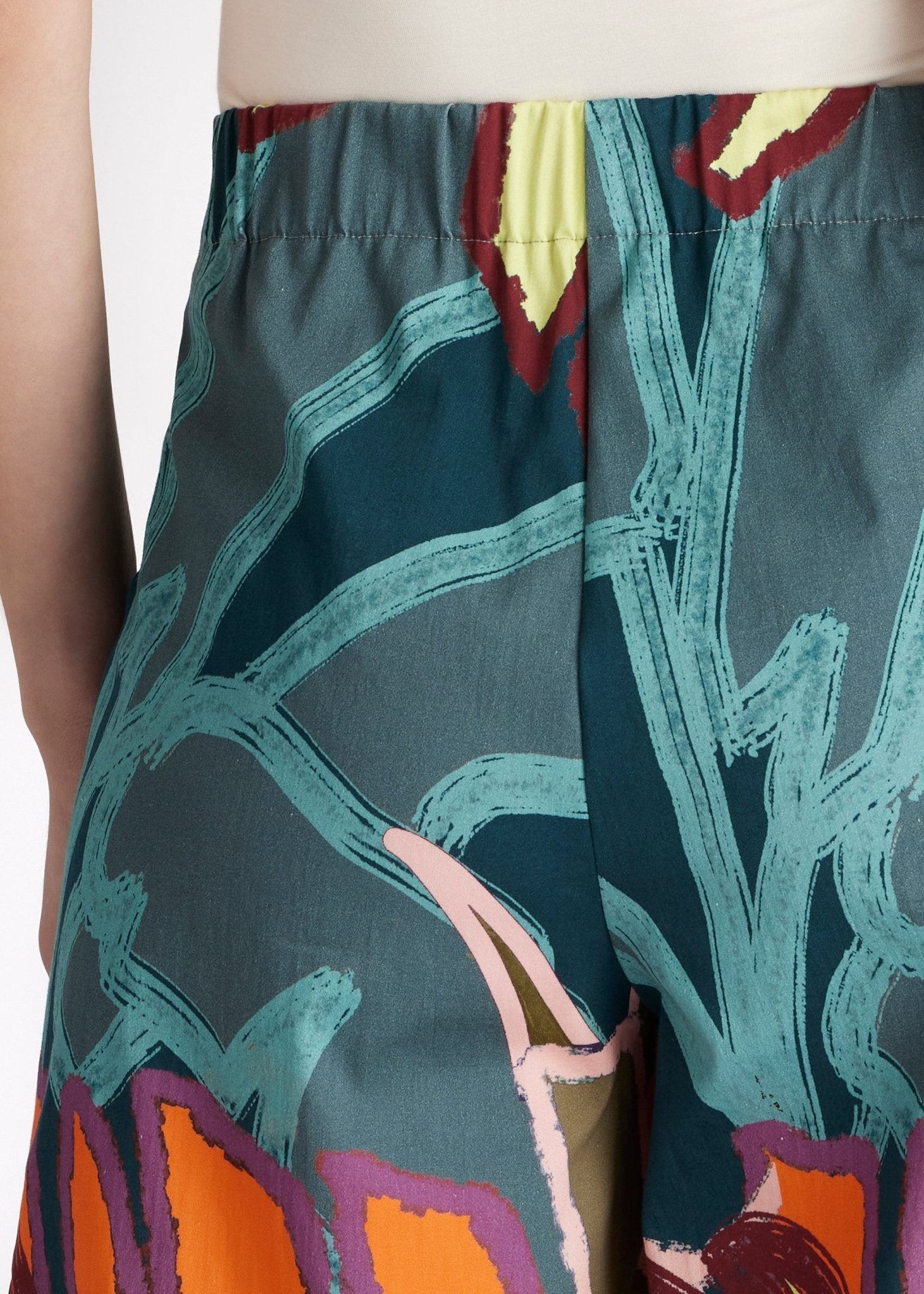 Culotte DUKANA mit weitem Bein in 7/8-Länge und mehrfarbigem, floralem Print 