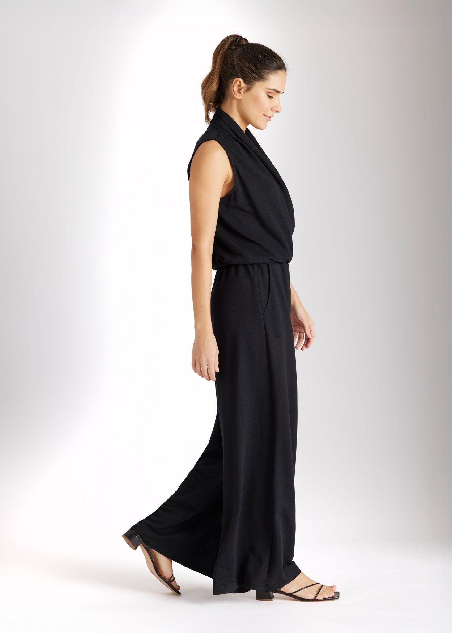 Ärmelloser Jumpsuit HAIFLY mit V-Ausschnitt und langem Bein in Schwarz