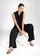 Ärmelloser Jumpsuit HAIFLY mit V-Ausschnitt und langem Bein in Schwarz