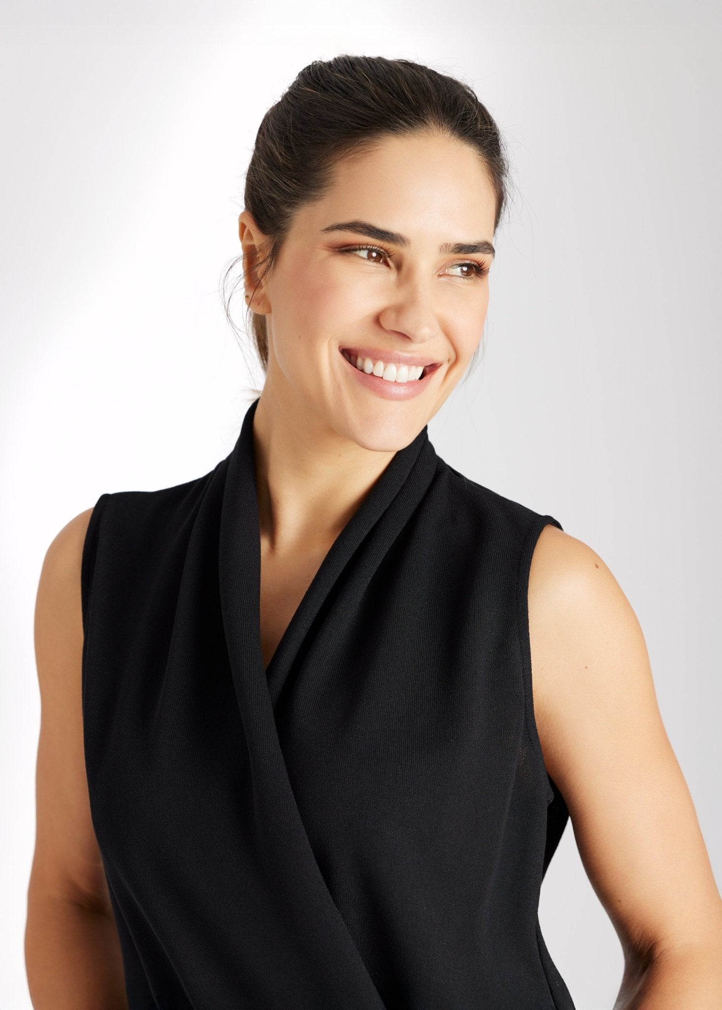 Ärmelloser Jumpsuit HAIFLY mit V-Ausschnitt und langem Bein in Schwarz