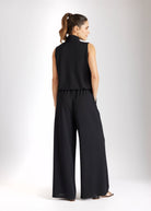 Ärmelloser Jumpsuit HAIFLY mit V-Ausschnitt und langem Bein in Schwarz