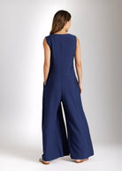 Ärmelloser Jumpsuit NUMSUI mit Rundhalsausschnitt, Faltendetail und Reißverschluss vorne in Dunkelblau