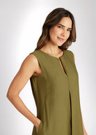 Ärmelloser Jumpsuit NUMSUI mit Rundhalsausschnitt, Faltendetail und Reißverschluss vorne in Grün