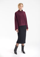 Weiter Pullover SUKATO mit Stehkragen und langen, weiten Armen in Dunkelrot