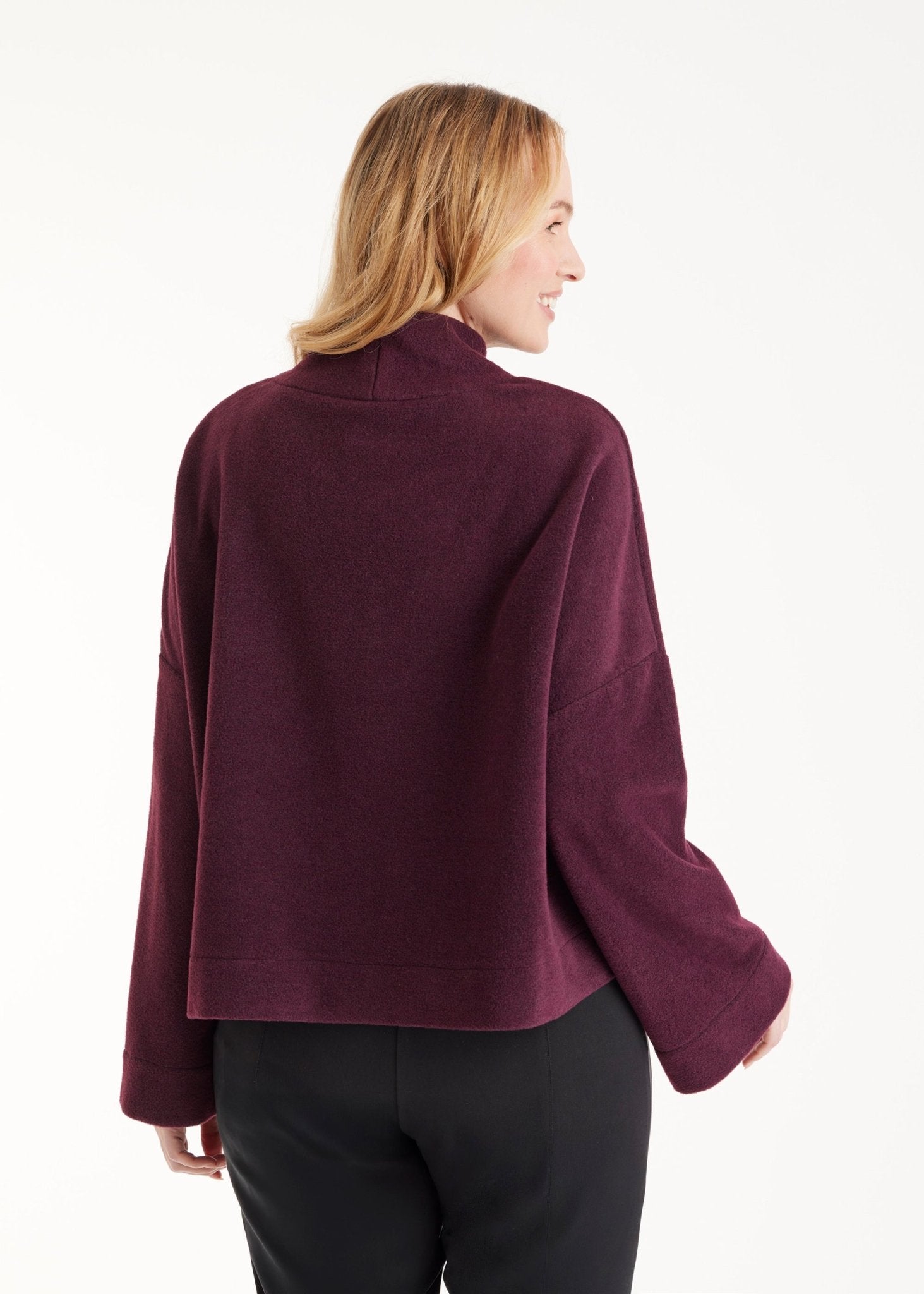 Weiter Pullover SUKATO mit Stehkragen und langen, weiten Armen in Dunkelrot