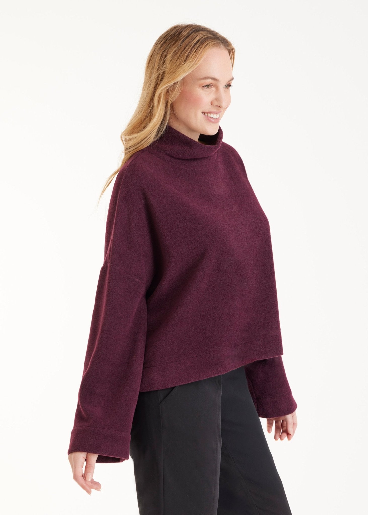 Weiter Pullover SUKATO mit Stehkragen und langen, weiten Armen in Dunkelrot