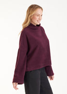 Weiter Pullover SUKATO mit Stehkragen und langen, weiten Armen in Dunkelrot