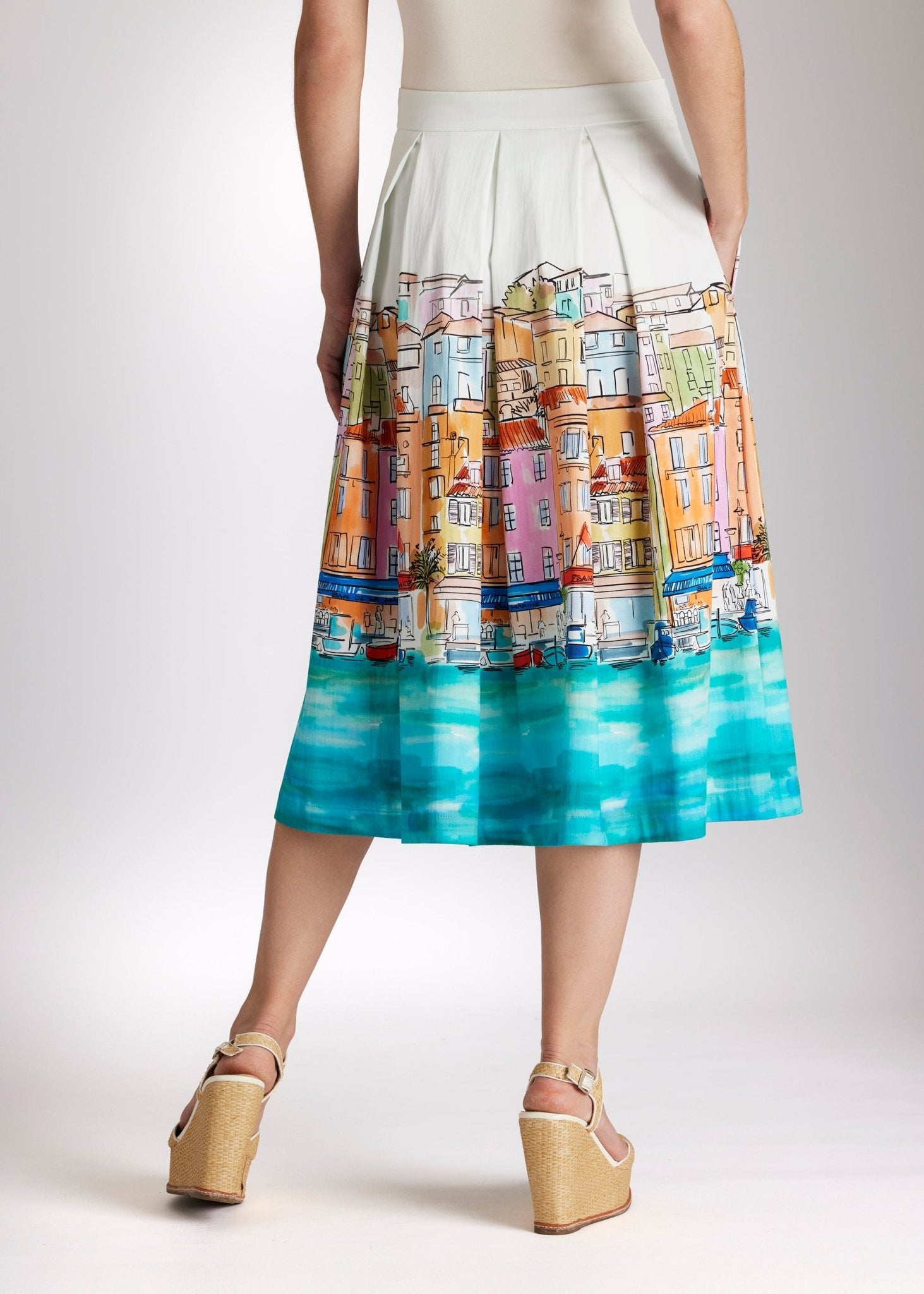 Weiter, ausgestellter Rock FIPERO mit Falten und mehrfarbigem Häuser-Print